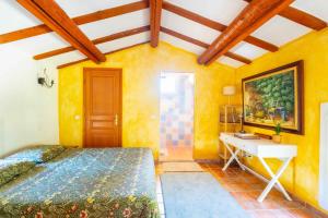 Lodges Le Mas des lys - Guest houses au coeur de la Provence dans un parc paysage avec piscine, sauna et boulodrome : photos des chambres