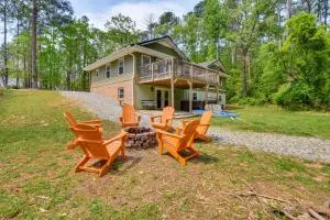 Waterfront Townville Home with Hot Tub and Dock! - Leeward Landing