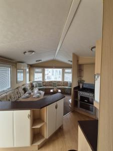 Meadow Lakes 64, pet friendly , WiFi & bed linen - Golden Palm Resort - Meadow Lakes Caravan & Lodge Hire