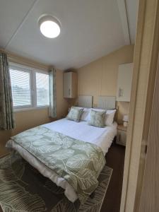 Meadow Lakes 64, pet friendly , WiFi & bed linen - Golden Palm Resort - Meadow Lakes Caravan & Lodge Hire