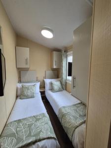 Meadow Lakes 64, pet friendly , WiFi & bed linen - Golden Palm Resort - Meadow Lakes Caravan & Lodge Hire