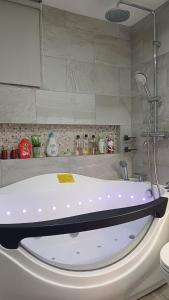 2 BR, 2 Full Bathrooms, with hotel feels and a jet tub