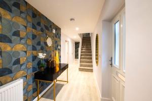 Richmond Cottage - Brand New 4BR Holiday Home, just 3 minutes from the beach with Pool Table and Free Parking