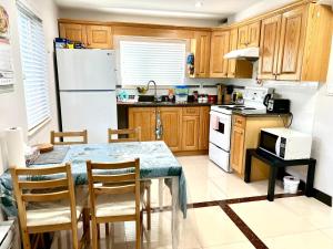Cozy 2-bedroom Private Guest House in a convenient location