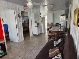 Cozy beach cottage with a pool and Wi-Fi - Balneário Praia do Leste