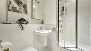 Athera - Festival Quarter, Canary Wharf 2 bed, 2 bath apartment with balcony and gym facility