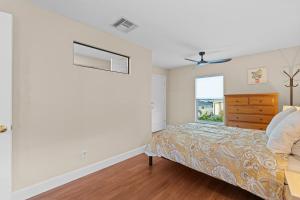 House with heated pool in Naples Park