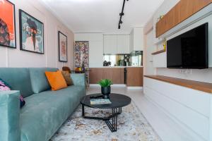 Maison Colorée - Bright And Cozy Home by Metro And Mall