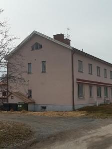Upea huoneisto kattoikkunoilla junaradan vierestä