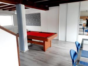 Upea huoneisto kattoikkunoilla junaradan vierestä