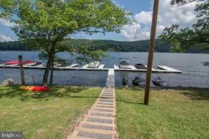 Welcome to Lakeski Lodge with direct lake and dock access! Minutes from WISP! - Springfield