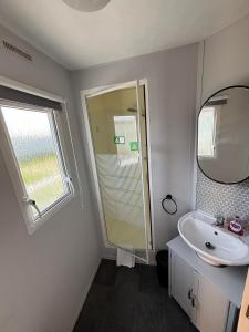 Meadow View 158 - Golden Palm, Pet friendly, WiFi, bed linen - Meadow Lakes Caravan & Lodge Hire