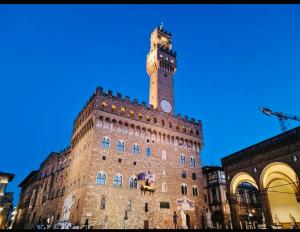 Centro Storico steps from Duomo and Signoria 2 Bdrs 5 P
