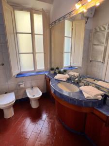 Centro Storico steps from Duomo and Signoria 2 Bdrs 5 P