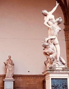 Centro Storico steps from Duomo and Signoria 2 Bdrs 5 P