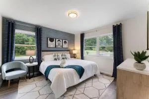 Stunning 4BR 4BA Luxury Home with Hot Tub Game Room & Fire Pit Sleeps 12 - Marshalls Creek