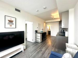 Super View Condo Next to 404Hwy & Fairview Mall