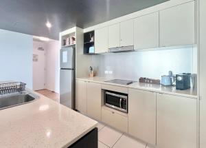 10-A Coral Sea Apartment - 2BR 2BA Pool Gym & Ocean Views