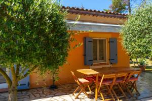 Lodges Le Mas des lys - Guest houses au coeur de la Provence dans un parc paysage avec piscine, sauna et boulodrome : photos des chambres