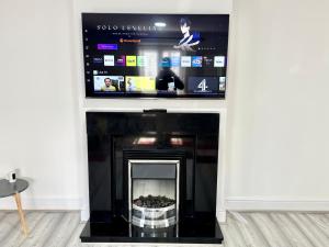 Spacious 3-Bed Home with Garden, Private Parking, Smart Tvs, Fast Wi-Fi