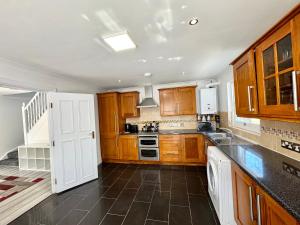 Spacious 3-Bed Home with Garden, Private Parking, Smart Tvs, Fast Wi-Fi
