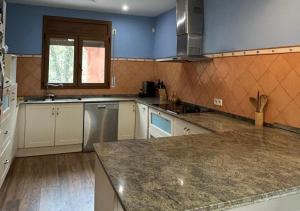 CAL SERÈ, casa grande con jardín en entorno natural