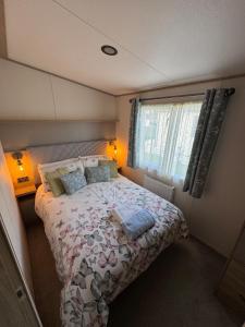 Exquisite Lake lodge in Hoburne Holiday Resort - Valentino Rose Lodge