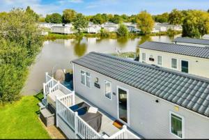 Exquisite Lake lodge in Hoburne Holiday Resort - Valentino Rose Lodge