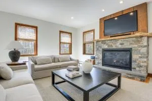 Deck and Fire Pit All-Season Wilmington Retreat - 威尔明顿