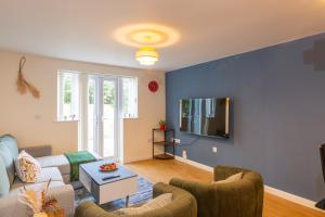 The Vogue Stay, 3 Bedrooms, 2 bathrooms, Ideal for JR & Oxford Hospitals, FREE CarPark, Conveniently located for Ring Road access, 2 miles from Oxford City Centre easy car & bus route