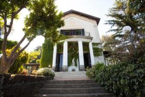 VILLA VISCALORI A garden with pool and see view near Etna