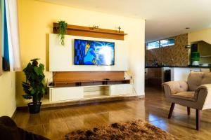 4 quartos, sendo 2 suítes - uma com varanda privativa, a 700m da Praia da Boca da Barra e 2,5km da orla de Tamandaré, Wifi 200MB e cozinha completa - Piscina e estacionamento privativos - Ideal para grupos e famílias - tranquilo para home office