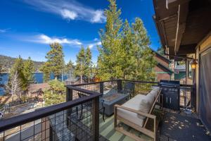 Ultimate Lakeview Lodge and ON THE LAKE! with a Hot-Tub!