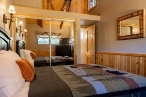 Ultimate Lakeview Lodge and ON THE LAKE! with a Hot-Tub!