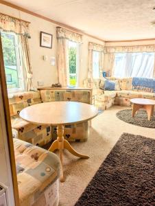 Family-Friendly Woodland Caravan Pool & Bar