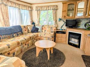 Family-Friendly Woodland Caravan Pool & Bar