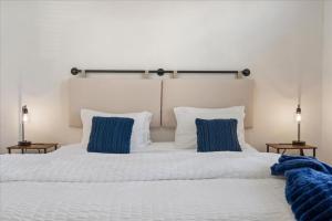 Texas Themed 2BR 2B Apt w Pool Parking and WIFI