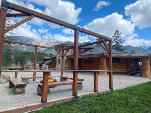 Ryders Lodge, Log Home in Edgewater, BC