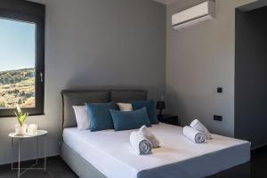 Calmar Boutique Villa 5min drive to Kolymvari beach with Private Pool & Sea Views