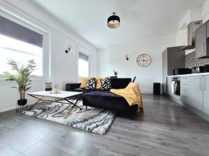 Cosy place, centrally located, Ideal for groups, 30 percent off on weekly stays, Entire Apartment, 1 King Size Bed, 2 Double Beds and 1 Sofa Bed