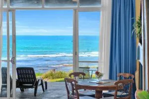 Absolute Beachfront l Couples Getaway - Killarney