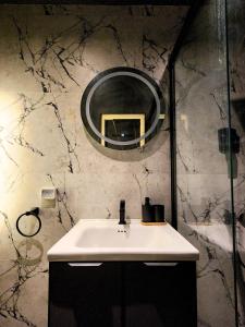 Luxury Stylish Comfort Near Airport, bus and train station