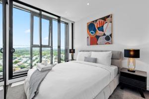 Modern 2BR with Stunning Views, Infinity Pool & Gym