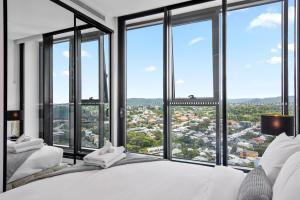 Modern 2BR with Stunning Views, Infinity Pool & Gym