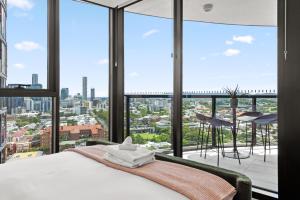 Modern 2BR with Stunning Views, Infinity Pool & Gym