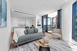 Modern 2BR with Stunning Views, Infinity Pool & Gym