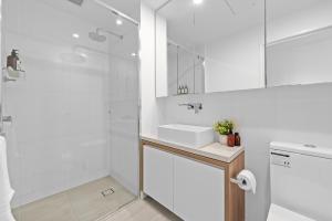 Modern 2BR with Stunning Views, Infinity Pool & Gym