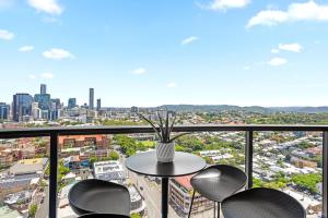 Modern 2BR with Stunning Views, Infinity Pool & Gym