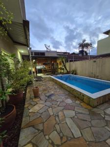 Casa 2 suítes, churrasqueira no terraço com vista e piscina - 200 mts Praia do Sapê