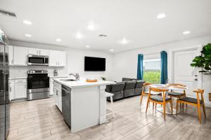 Bright & Spacious 3BR Close to Beaches